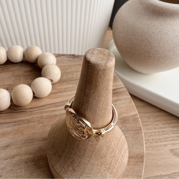 SOLD OUT ❌ ABSTRACT GOLD SIGNET RING - Picture 4 of 6